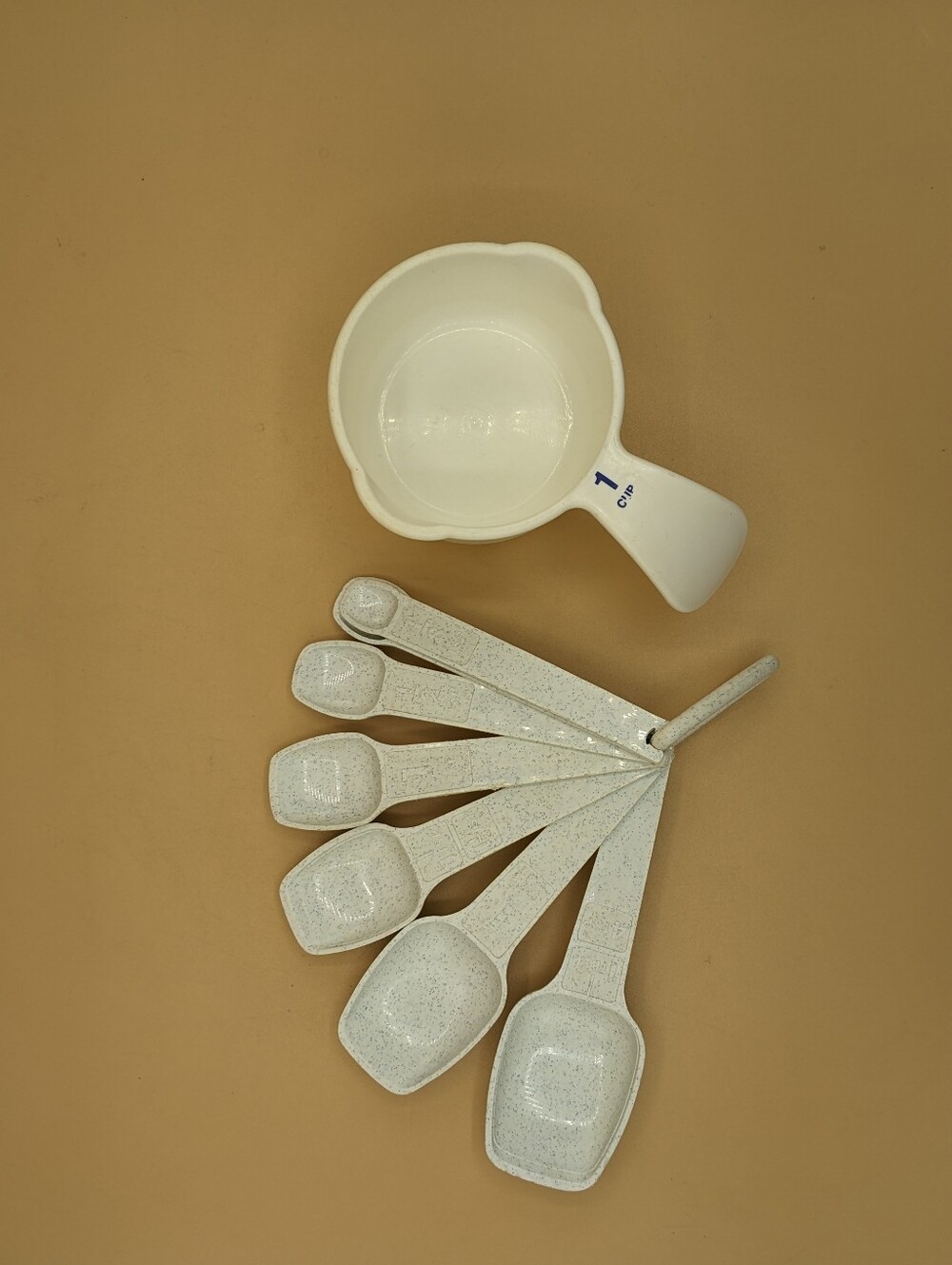 Tupperware White Measuring Spoons and 1 Cup  Set of 7 Spoons (1266-72) Pre-owned